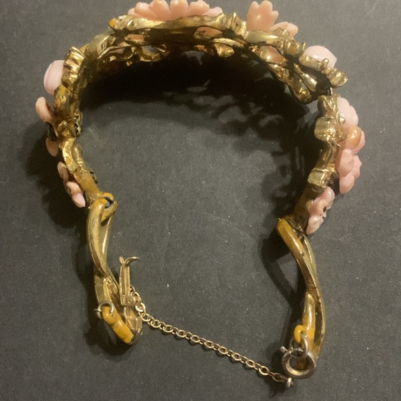 Vintage Coro Pink Flower bracelet set in gold metal w/ safety chain - Picture 7 of 9